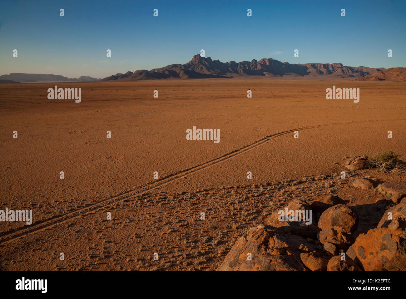 Schmutz der Straße erstreckt sich auf einer unwirtlichen Landschaft in der Wüste Namib, Namibia. Januar 2015 Stockfoto