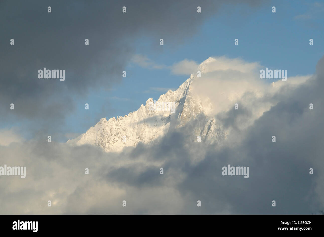 Wolken über den Mont Blanc Nach einer jüngsten Schneesturm, Haute-Savoie, Frankreich, Februar 2013. Stockfoto