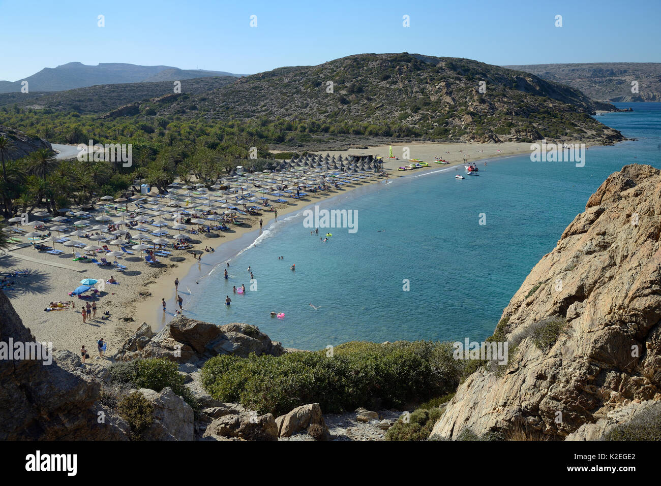 Übersicht der Strand von Vai und die kretische Dattelpalme (Phoenix theophrasti) Wald in peak Tourismus Saison, Lasithi, Kreta, Griechenland, Juli. Stockfoto