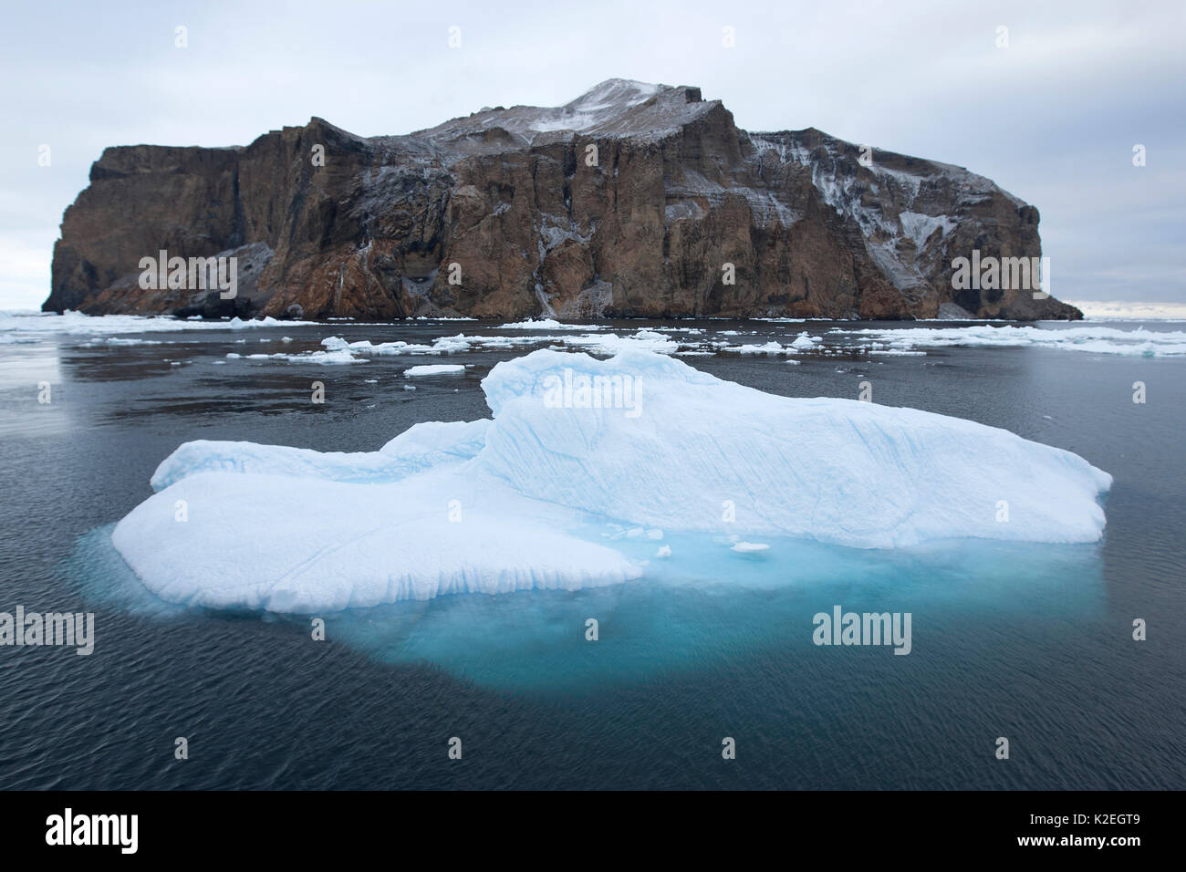 Eisberg in der Nähe von Rosamel Island, Antarktische Halbinsel, Antarktis, Sound, Antarktis. Januar. Stockfoto