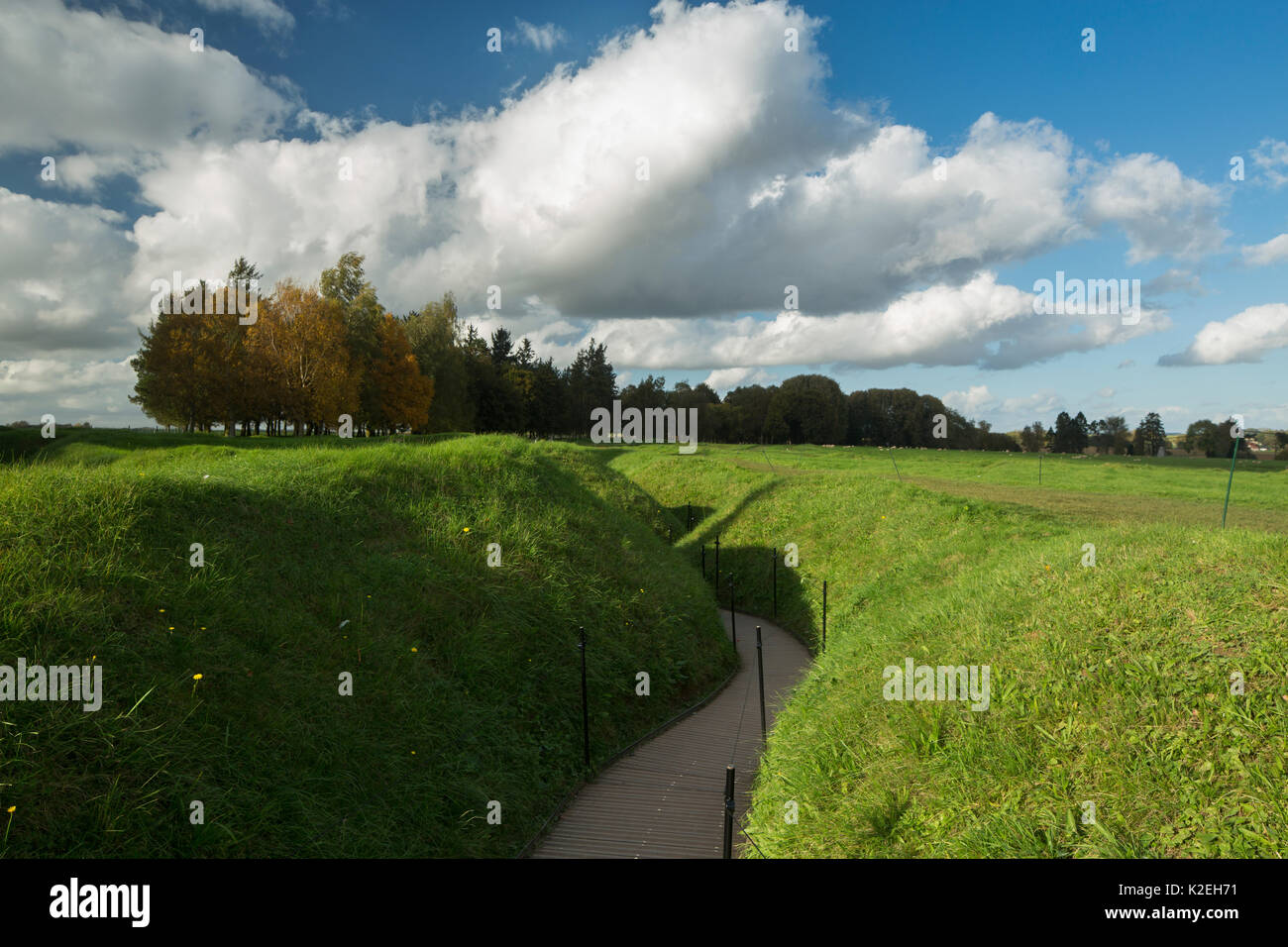 Überreste von Schützengräben aus dem Ersten Weltkrieg in Newfoundland Memorial Park an der Somme Schlachtfeld, Beaumont Hamel, Picardie, Frankreich, Oktober 2014. Stockfoto