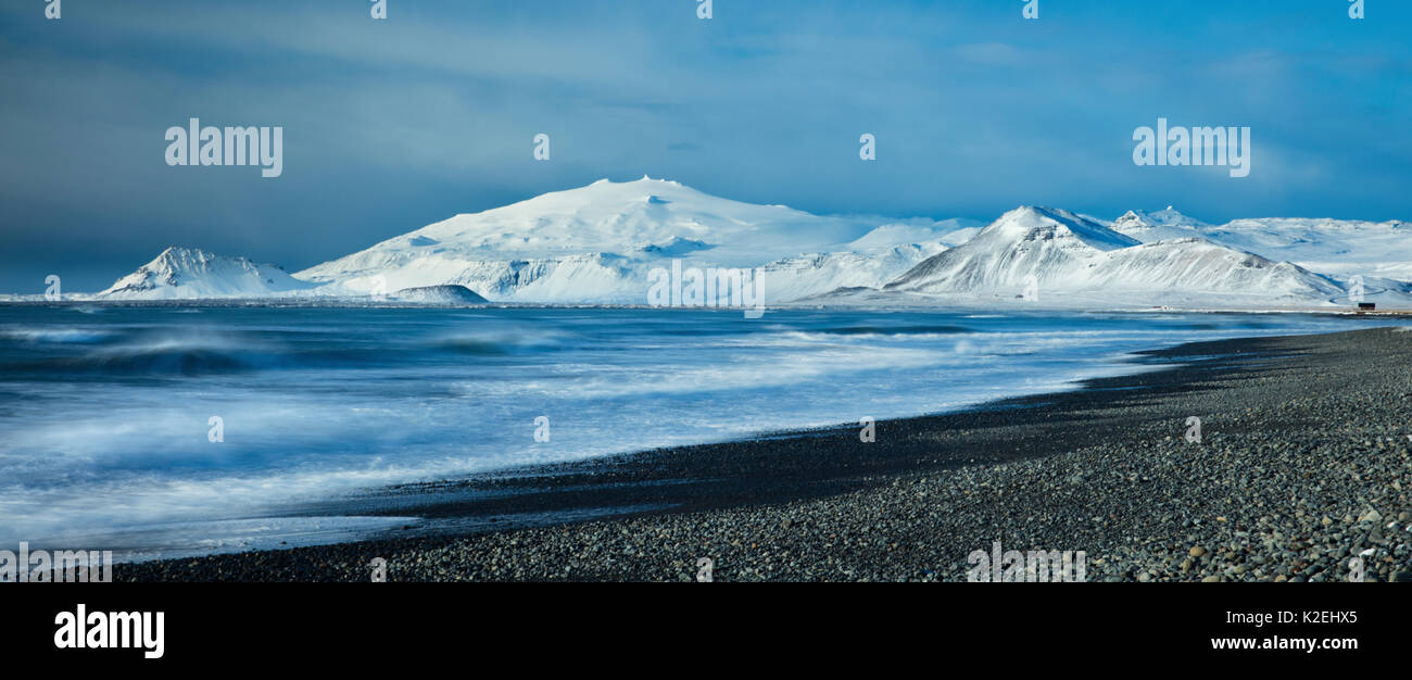 Wellen an Budavik unter dem Snæfellsjökull, Island, Februar 2016 brechen. Stockfoto