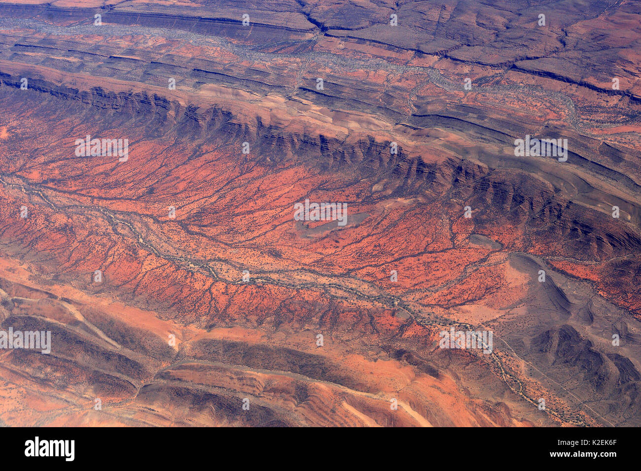 Luftaufnahme des Roten Zentrums in Australien mit einem trockenen Flussbett, Australien, Oktober 2009. Stockfoto