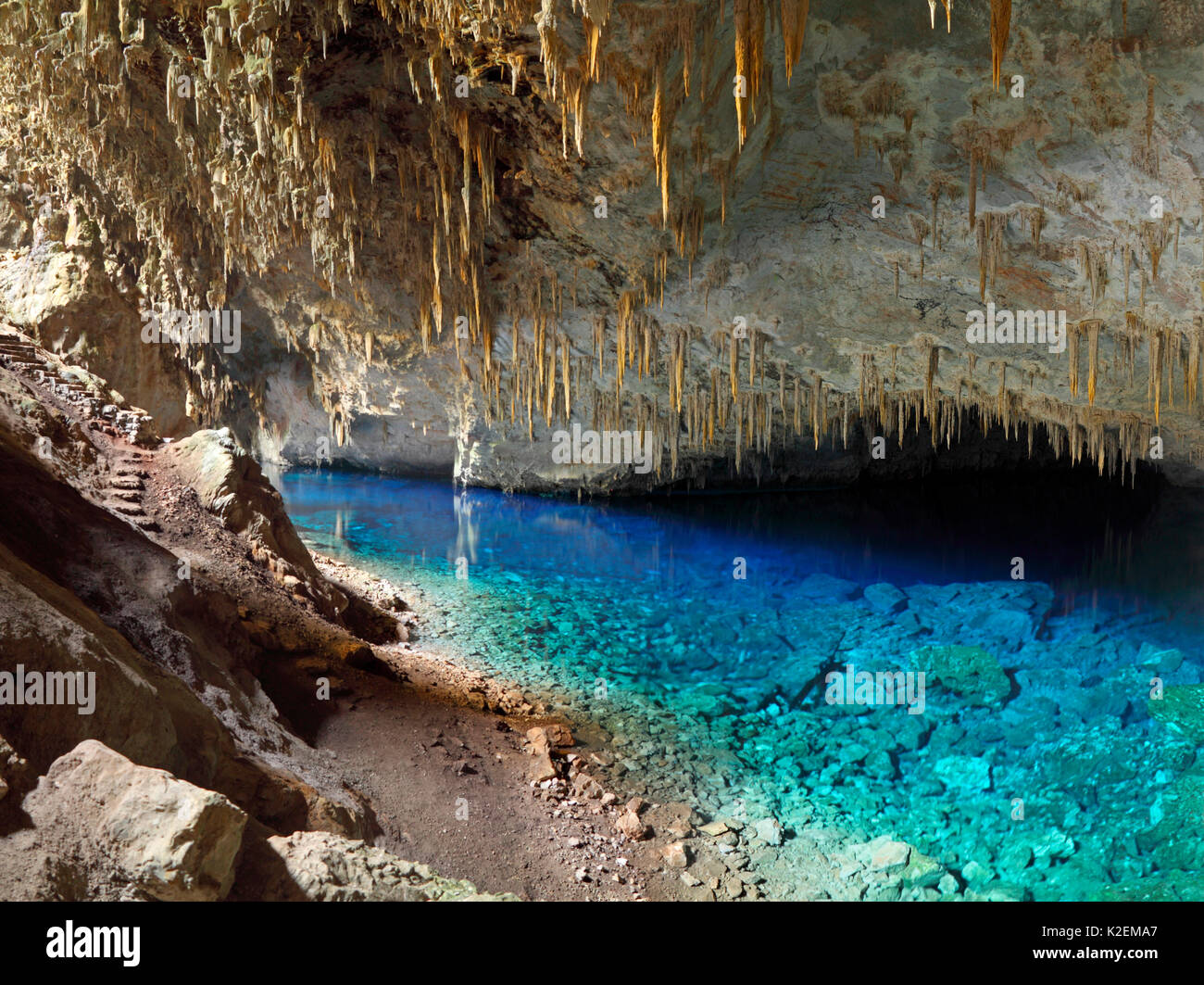 Stalaktiten und blaues Wasser in Gruta do Lago Azul. Mato Grosso do Sul, Brasilien. Stockfoto