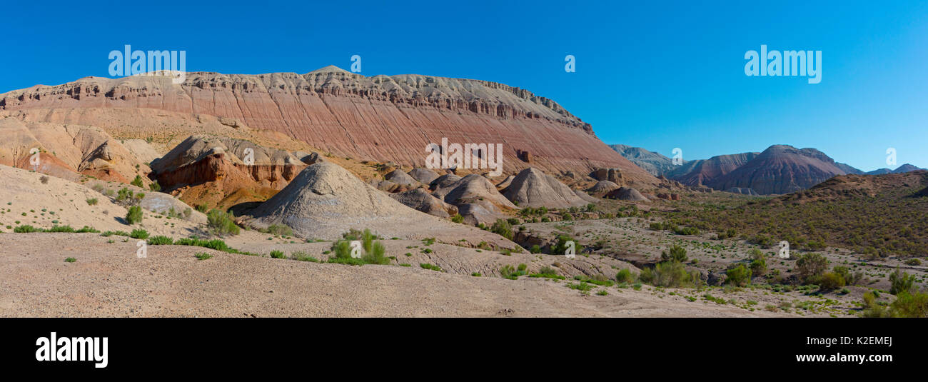 Zerklüftete Landschaft in Aktau Berge, Altyn Emel Nationalpark. Kasachstan. August 2016. Stockfoto