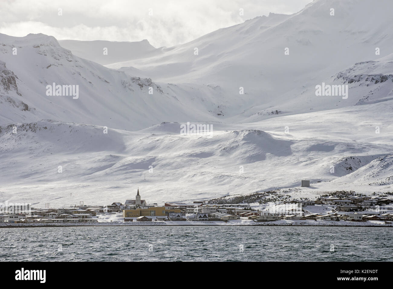 Blick auf die Stadt und die Gebäude an der Küste, Grundafjordur, Island. März 2014. Stockfoto