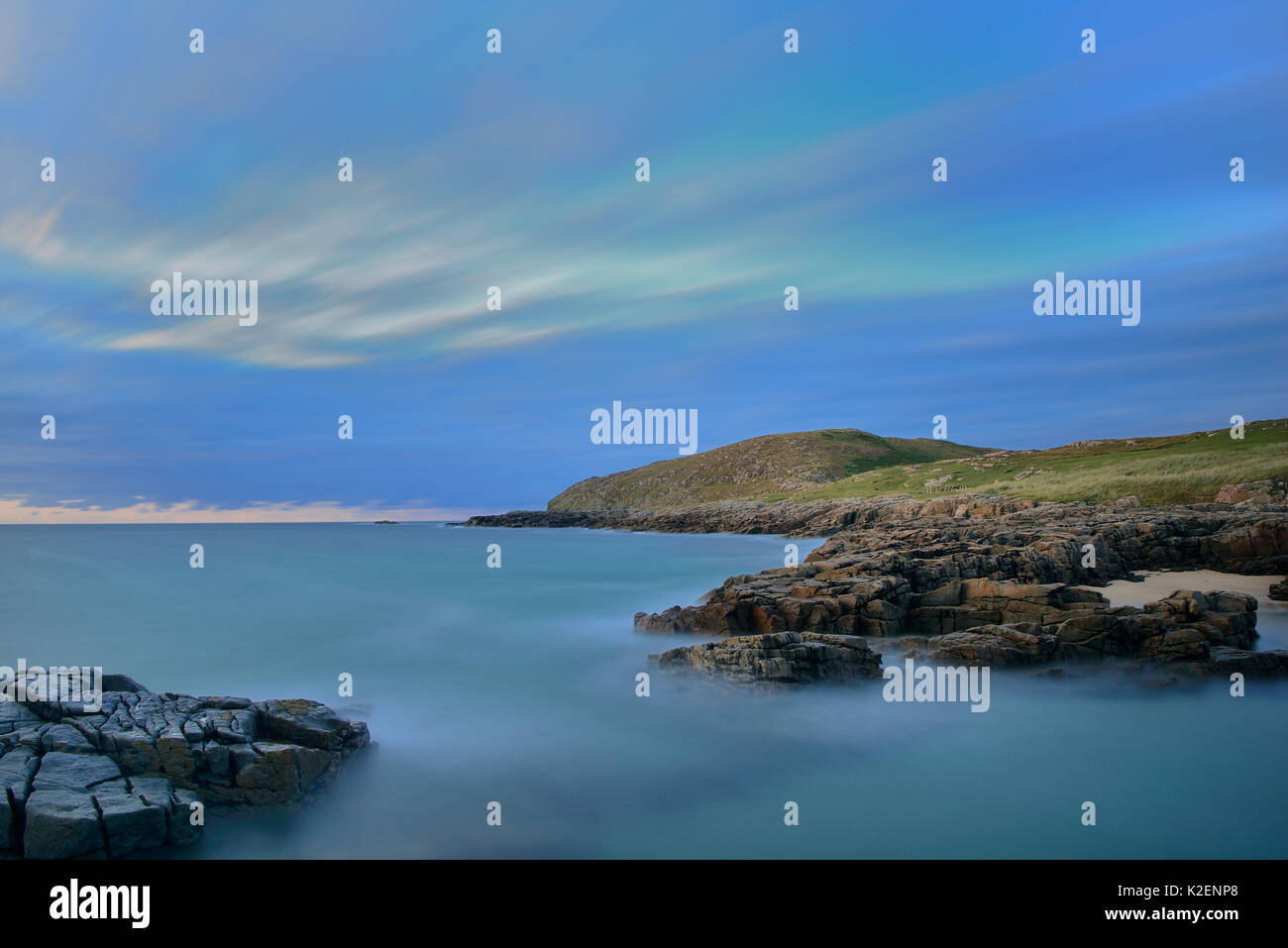 Blick von der Bucht zu Altweary Melmore Kopf, Rosguill Halbinsel am frühen Abend, County Donegal, Irland. August 2014. Stockfoto
