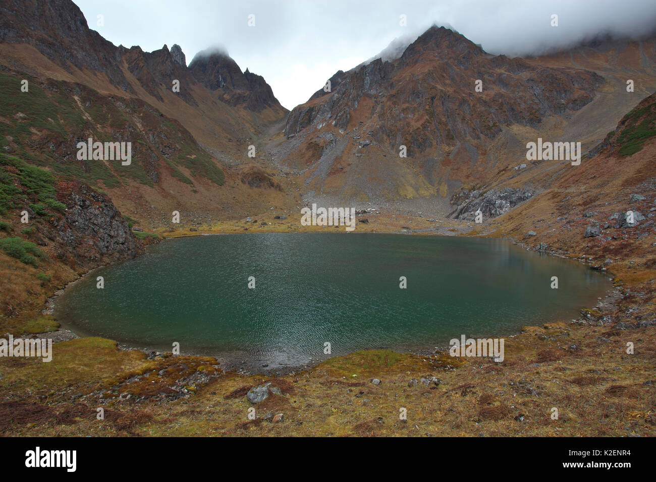 Kleiner See in Berg- Landschaft, Berg Kawakarpo, Meili Snow Mountain National Park, Provinz Yunnan, China. Oktober 2009 Stockfoto