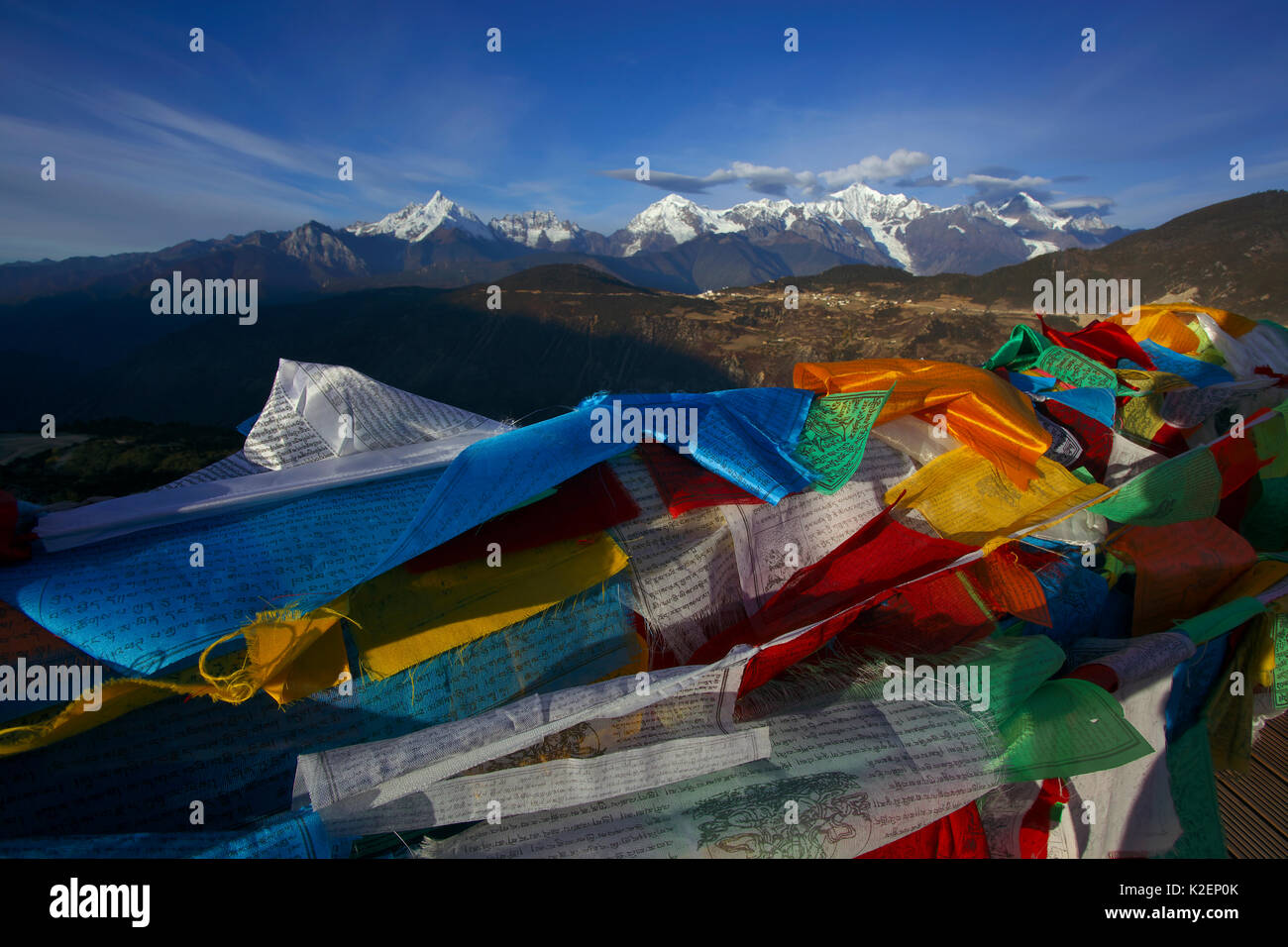 Gebetsfahnen, Berg Kawakarpo, Meili Snow Mountain National Park, Qinghai-Tibet Plateau, Provinz Yunnan, China. November 2009 Stockfoto