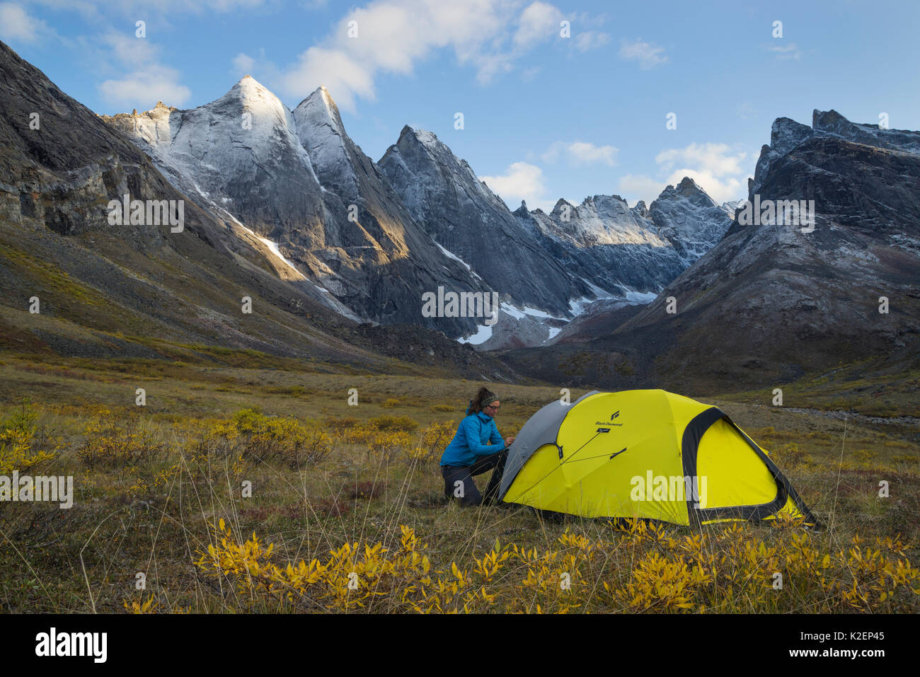 Camper unter der Arrigetch Peak, Brooks Range, Tore der Arctic National Park, Alaska, USA, August. Model Released Stockfoto Camper unter der Arrigetch Peak, Brooks Range, Tore der Arctic National Park, Alaska, USA, August. Model Released Stockfoto