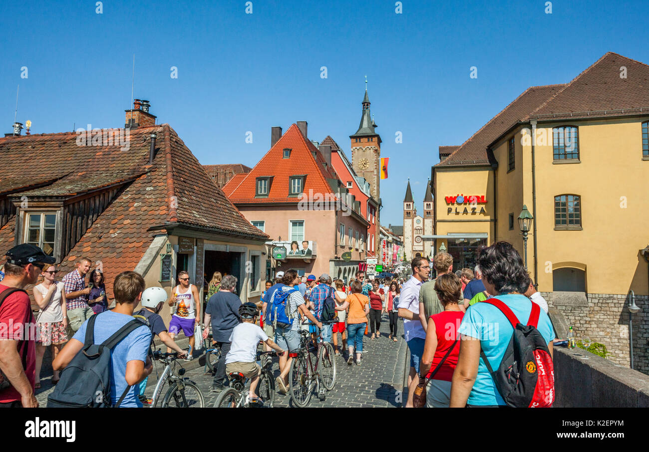 Deutschland, Unterfranken, Bayern, Würzburg, die Alte Mainbrücke ist eine beliebte Attraktion, ausschließlich für Fußgänger und Radfahrer ist es auch ein Ort Stockfoto