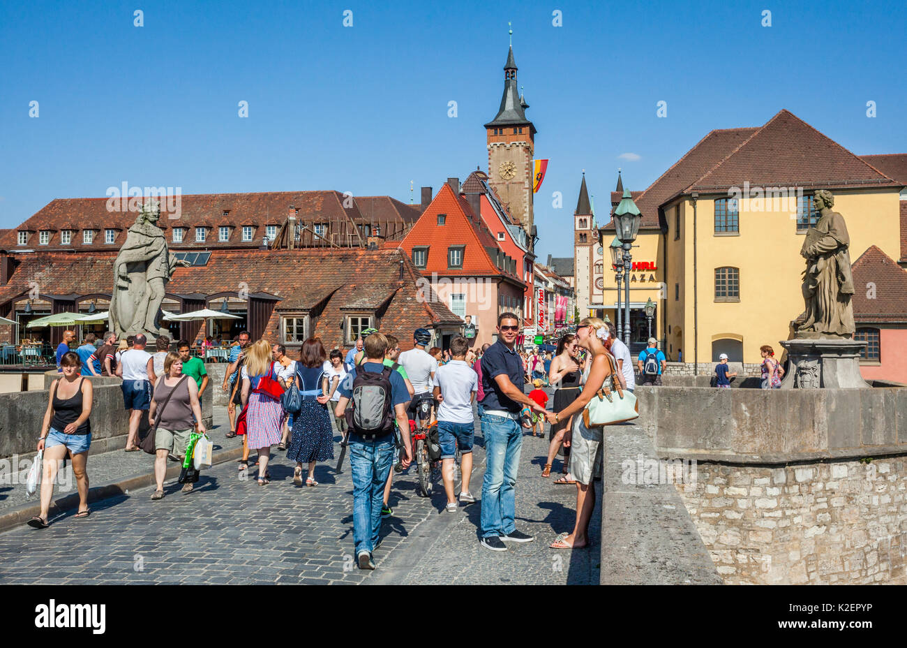 Deutschland, Unterfranken, Bayern, Würzburg, die Alte Mainbrücke ist eine beliebte Attraktion, ausschließlich für Fußgänger und Radfahrer, im Hintergrund Stockfoto