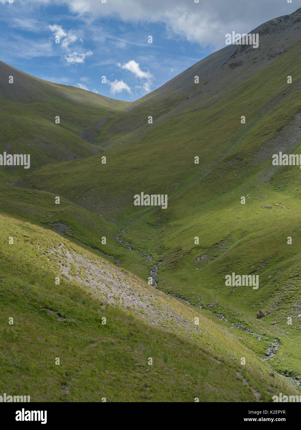 Mountain Stream in absteigender Reihenfolge von Paneyron, Queyras, Alpen, Frankreich, August 2014. Stockfoto