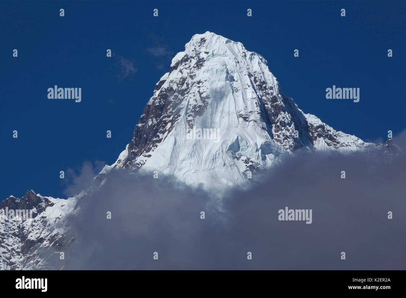 Kawakarpo Berg und Wolken, Meri Snow Mountain National Park, Provinz Yunnan, China, im Oktober 2009. Stockfoto