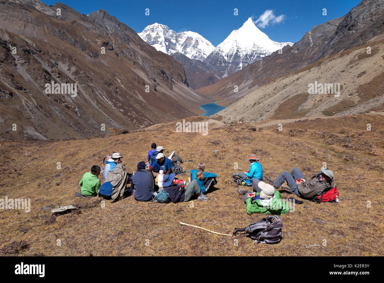 Wanderer nehmen eine Teepause auf dem asent zu Bhonte La Pass (4.380 m/16,00 ft) der Höhepunkt des Jhomolhari Trek. Bhutan, Oktober 2014. Model Released. Stockfoto