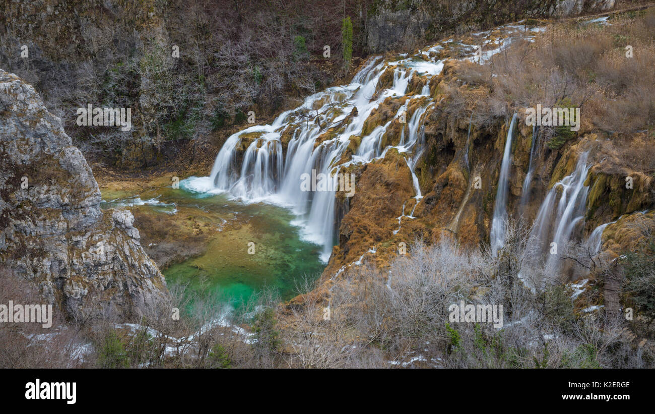 Wasserfälle zwischen Bergseen, Nationalpark Plitvicer Seen, Kroatien. Januar 2015. Stockfoto
