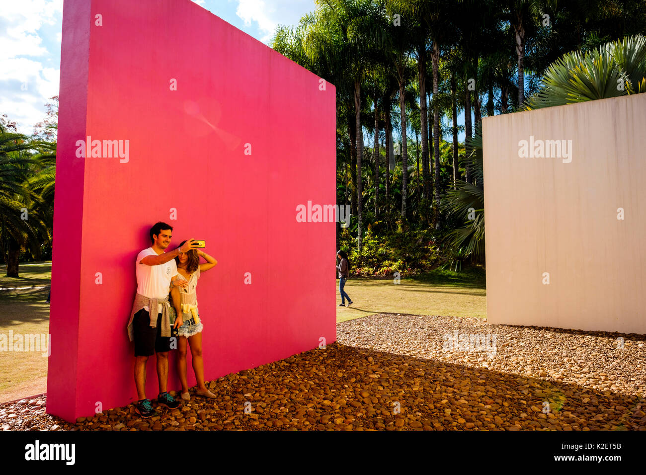Junges Paar ein selfie an Penetrável Magic Square #5 Kunst Installation von Helio Oiticica an Inhotim Institut, Brumadinho, Minas Gerais, Brasilien. Stockfoto