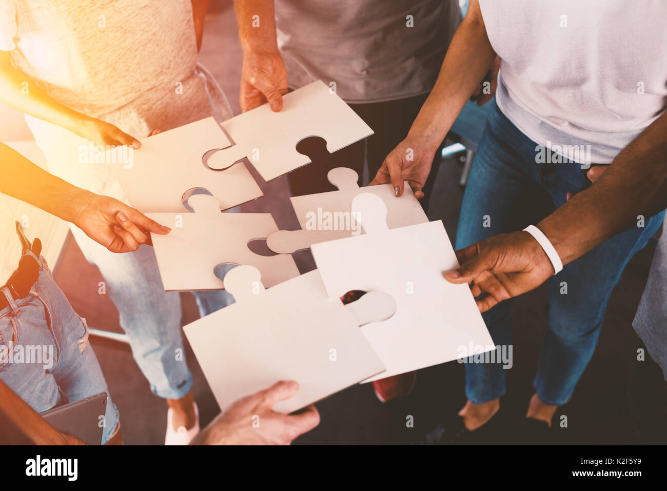 Team der Unternehmer gemeinsam für ein Ziel. Konzept der Einheit und der Partnerschaft Stockfoto