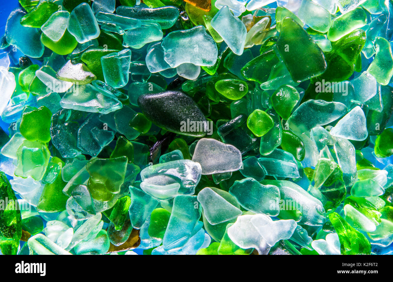 Zerbrochenes Glas mit Wasser Hintergrund gerollt Stockfoto