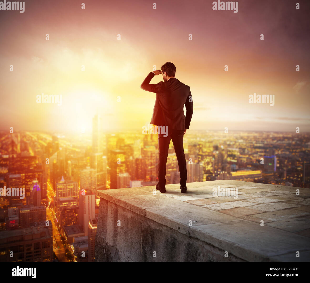 Unternehmer mit Blick auf die Zukunft für die neue Geschäftschance Stockfoto