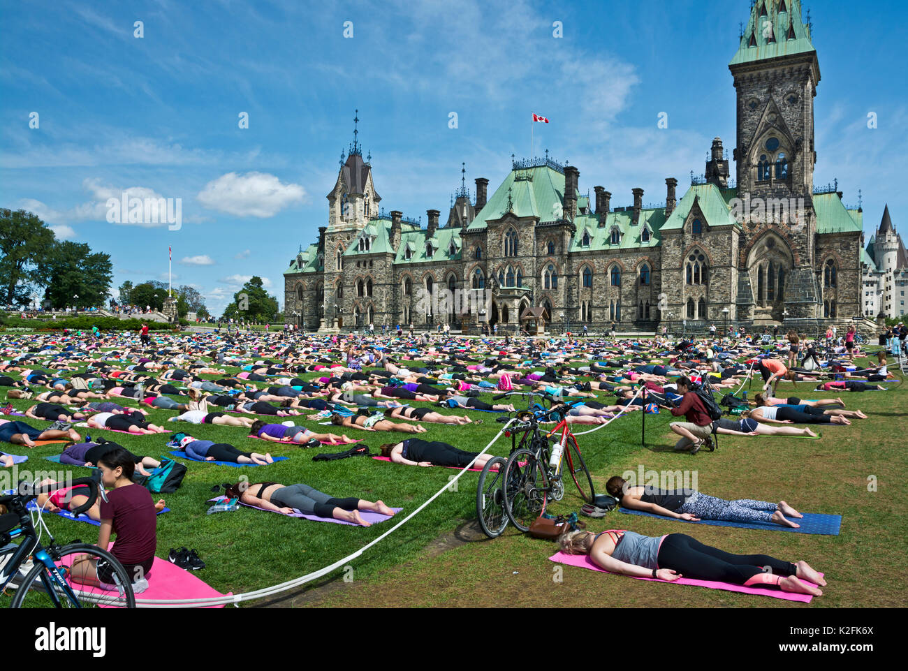 Wöchentliches kostenloses Gruppen-Yoga auf dem Parliament Hill in Ottawa, Kanada, im Sommer 2017. Kanadas Parlamentsgebäude Ottawa. Stockfoto