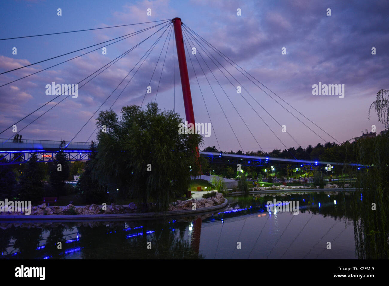 Die futuristische Brücke von der renovierte Park Moghioros, bei Sonnenuntergang, in Bukarest, Rumänien. Stockfoto