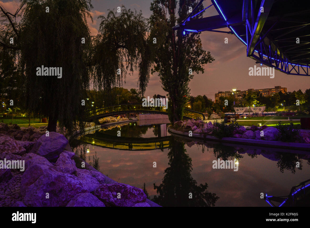 Die futuristische Brücke von der renovierte Park Moghioros, bei Sonnenuntergang, in Bukarest, Rumänien. Stockfoto