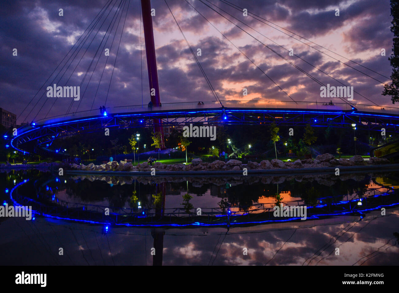 Die futuristische Brücke von der renovierte Park Moghioros, bei Sonnenuntergang, in Bukarest, Rumänien. Stockfoto