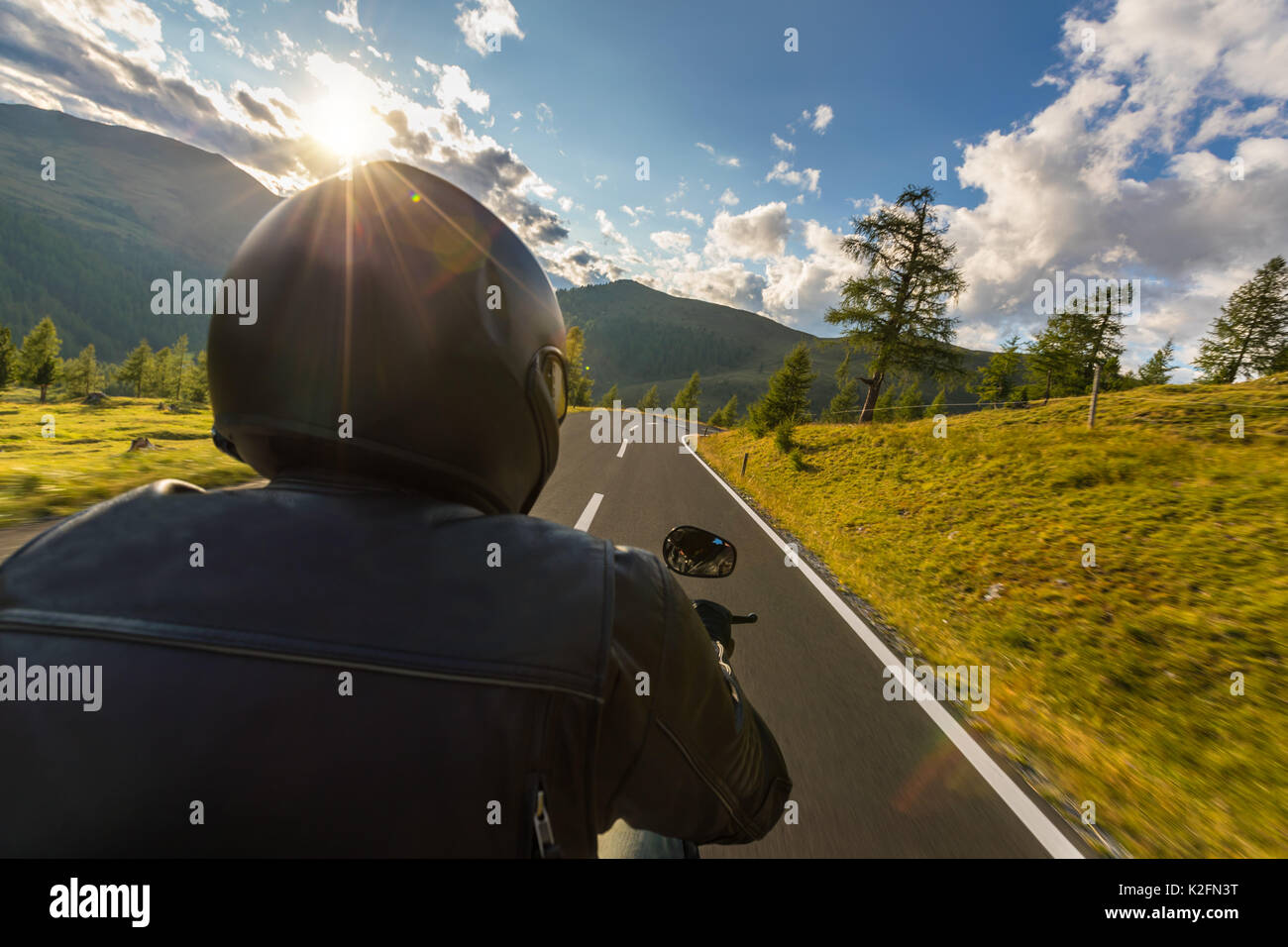 Detail der Motorrad fahrer. Blick vom Beifahrer Perspektive, wunderschönen alpinen Landschaft im Abendlicht. Reisen und Sport Fotografie im Freien. Spe Stockfoto