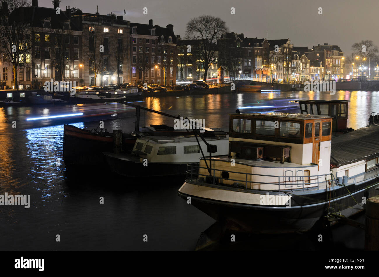 Reflexionen über einen Kanal, Amsterdam, Niederlande Stockfoto