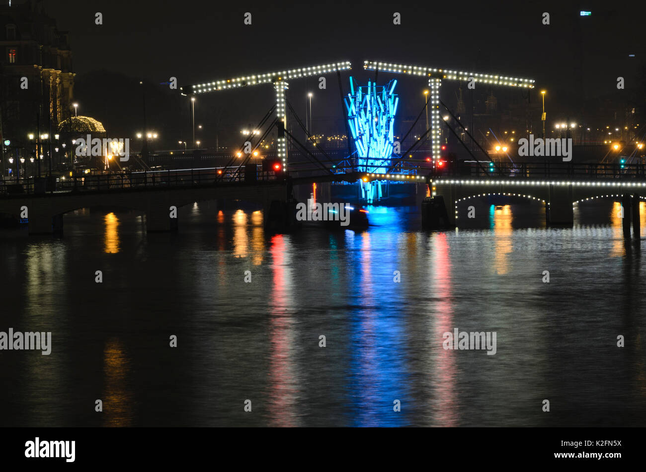 Zugbrücke nachts, Amsterdam, Niederlande Stockfoto