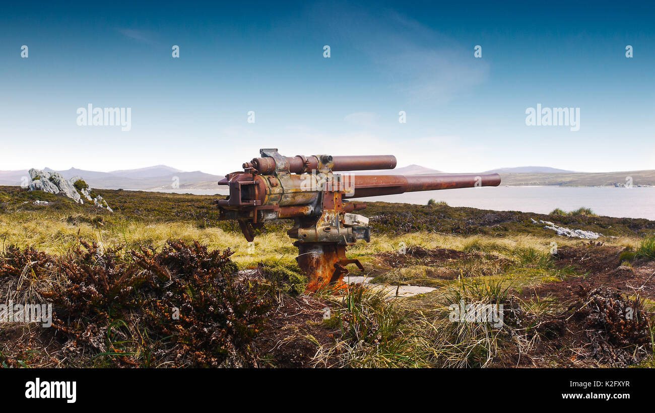 Verrostete bleibt von Weltkrieg 2 naval Gun bei Ordnance Punkt, Falkland Inseln montiert. Stockfoto