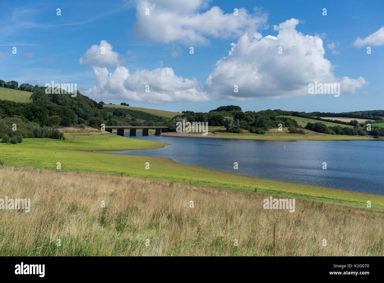 Blick über Wimbleball Lake, Dulverton, Somerset. Der Stausee, auf Exmoor, wurde 1978 gebaut. Es bietet eine Reihe von Freizeiteinrichtungen. Stockfoto