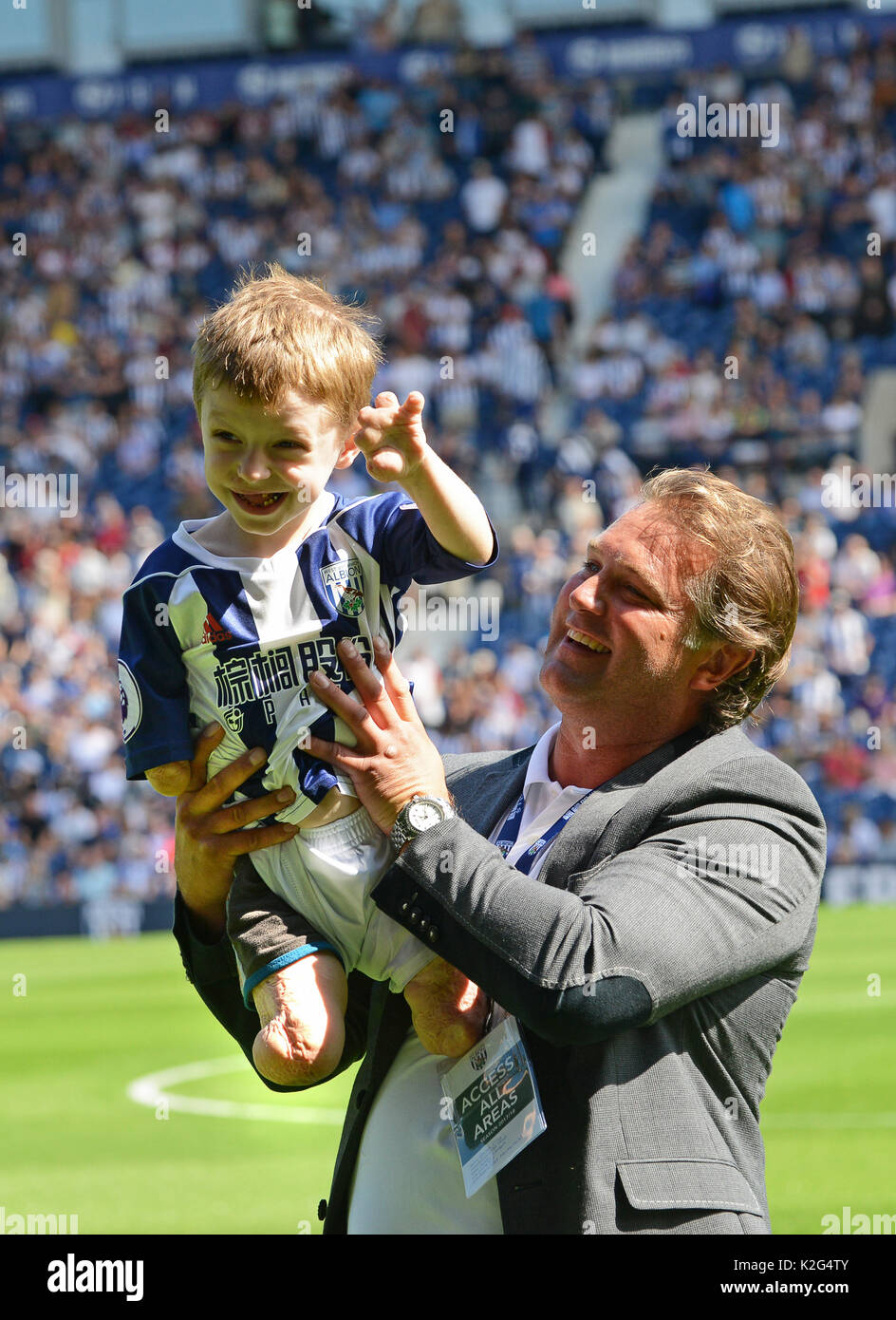 Junge amputee Tommy Braun mit ehemaligen Fußballer Andy Johnson. Tommy hatte seine Gliedmaßen amputiert, nachdem er an Meningitis erkrankt. B im Alter von 14 Monaten. Stockfoto