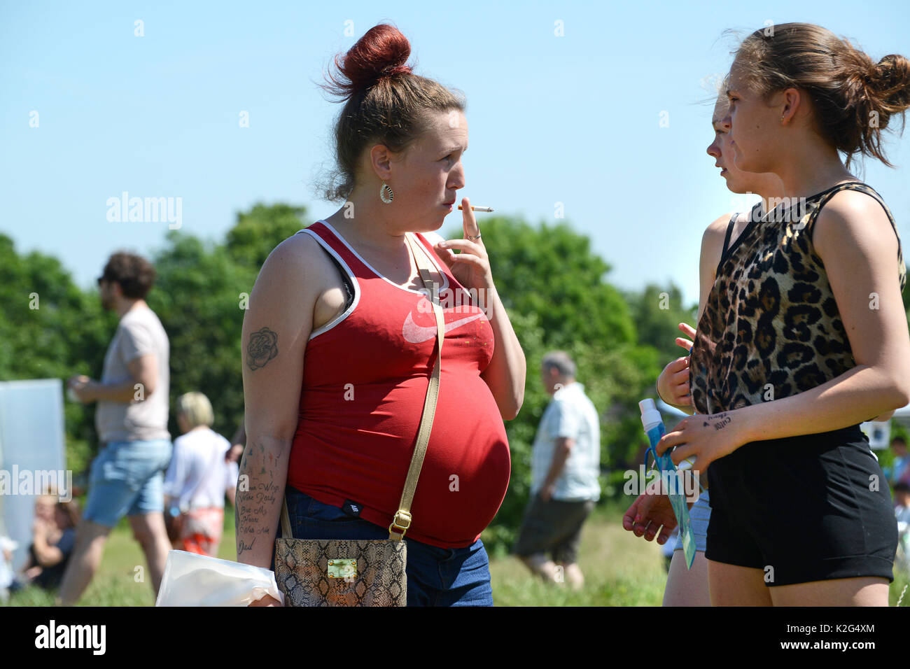 Frau Rauchen Zigarette Stockfoto