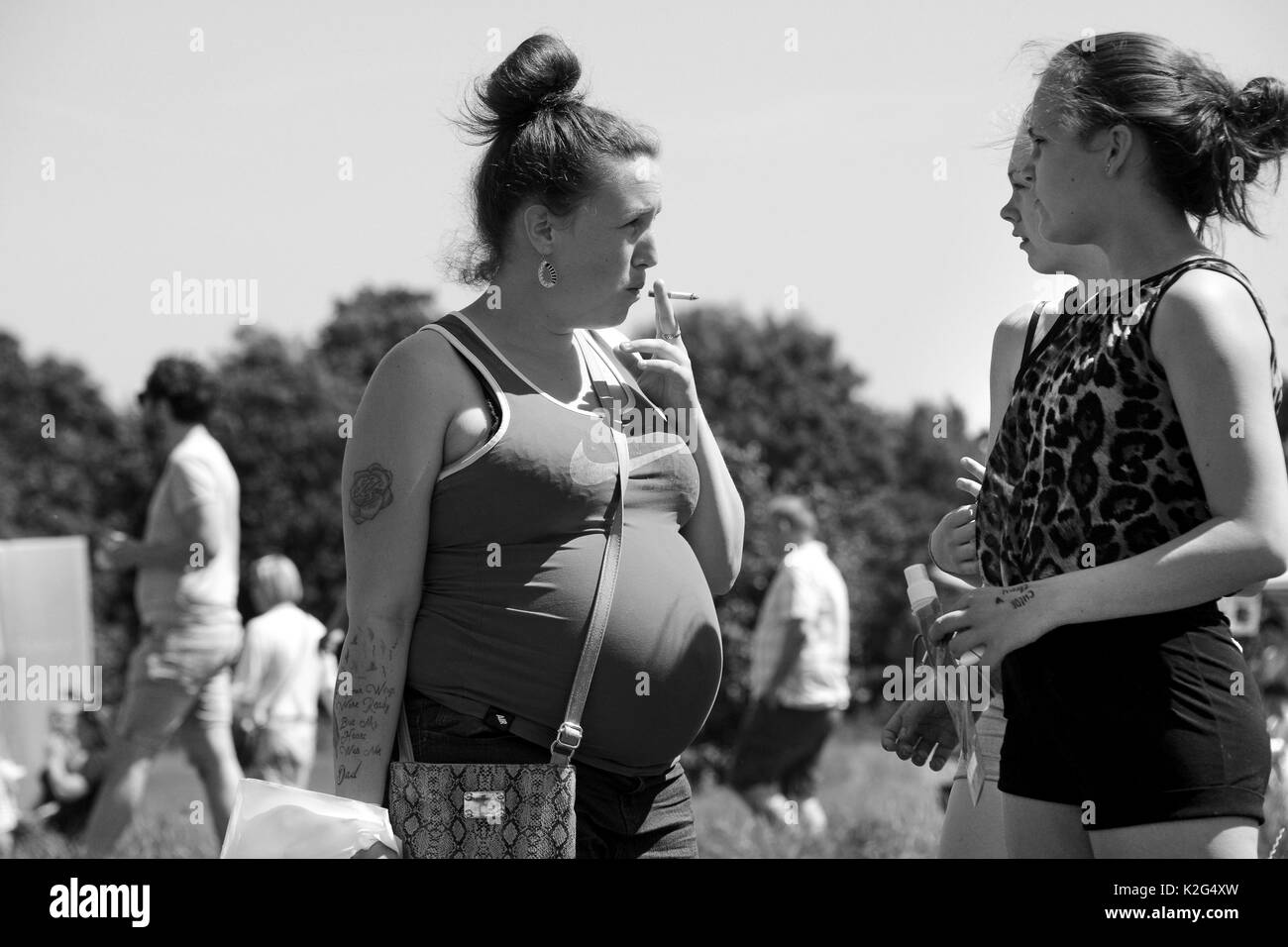 Frau Rauchen Zigarette Stockfoto