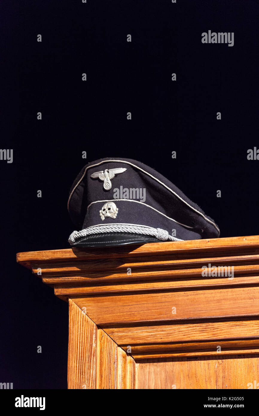 Ns-Kappe aus Holz auf schwarzem Hintergrund ausgestellt Stockfoto
