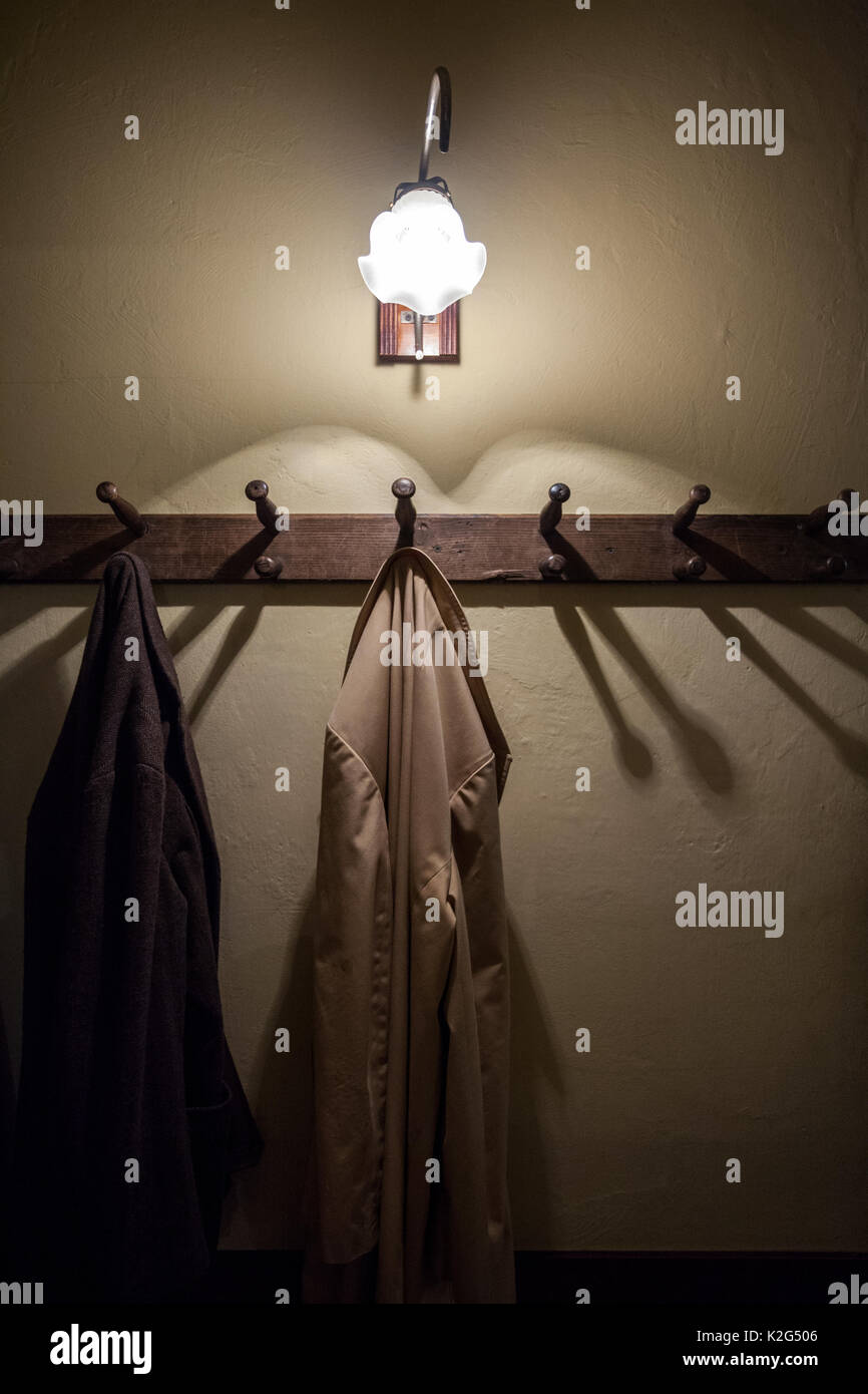 Dunkle, vintage Europäischen Schrank vom späten 30' des XX Jahrhunderts, Krakau, Polen Stockfoto