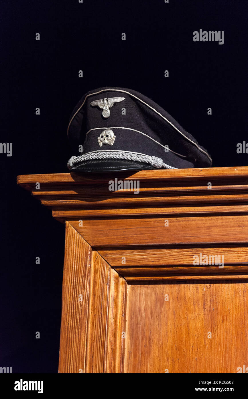 Ns-Kappe aus Holz auf schwarzem Hintergrund ausgestellt Stockfoto