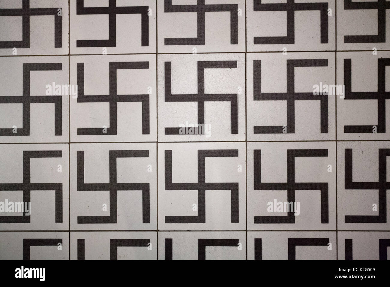Swastika Fliesen in Schindlers Fabrik, wo viele Juden aus Nazist, Krakau gespeichert wurden. Stockfoto
