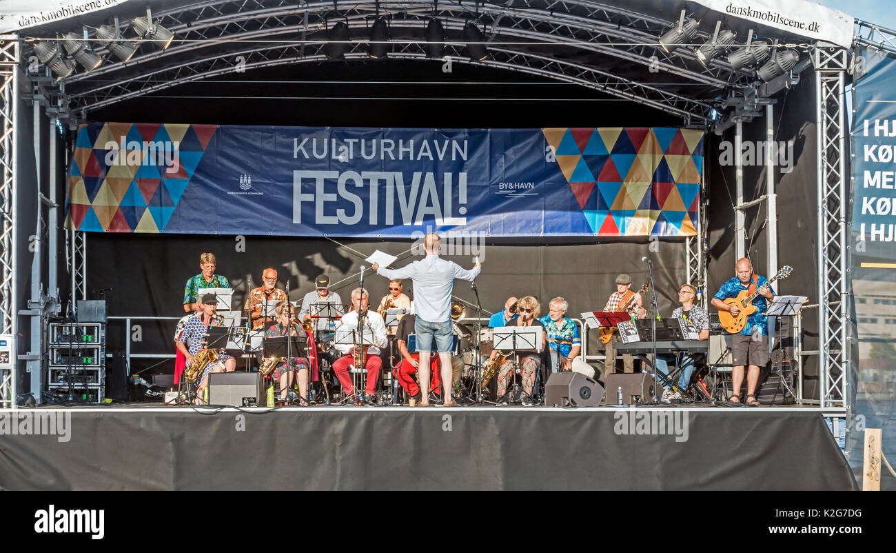 Leger gekleidete jazz big band Spielen auf Ofelia Plads während Kulturhavn (Kultur Hafen) Festival August im Hafen von Kopenhagen Dänemark Europa 2017 Stockfoto