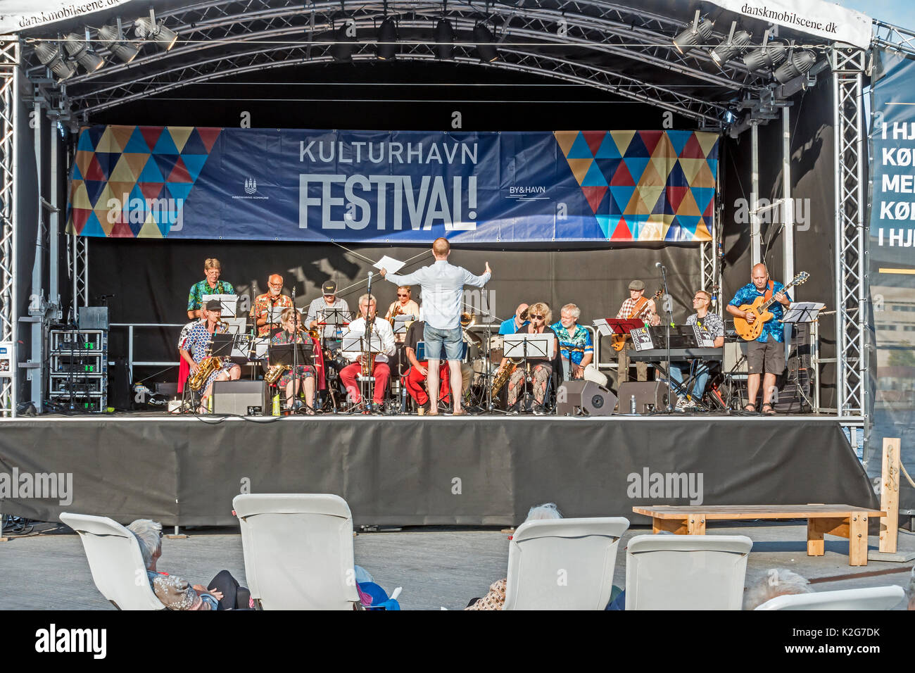 Leger gekleidete jazz big band Spielen auf Ofelia Plads während Kulturhavn (Kultur Hafen) Festival August im Hafen von Kopenhagen Dänemark Europa 2017 Stockfoto