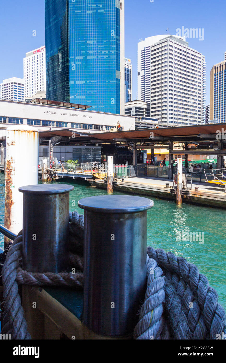 Schiff Seile aufgewickelt um Poller mit Sydney Central Business District im Hintergrund, Australien CBD Stockfoto