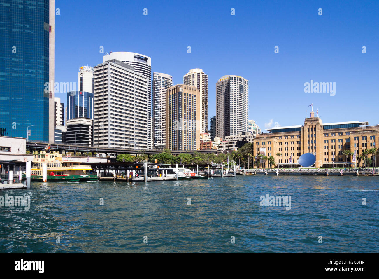 Sydney Harbour Fähre Liegeplätze mit dem zentralen Geschäftsviertel und dem Museum für Zeitgenössische Kunst im Hintergrund, Australien, CBD Stockfoto