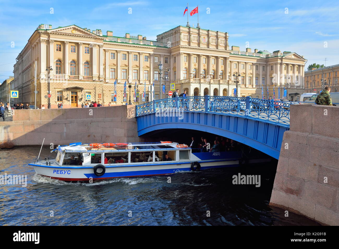 St. Petersburg, Russland - Dezember 13, 2017: ein Tourist Boot segelt von unter der Brücke über die Moika in Sankt-Petersburg Stockfoto