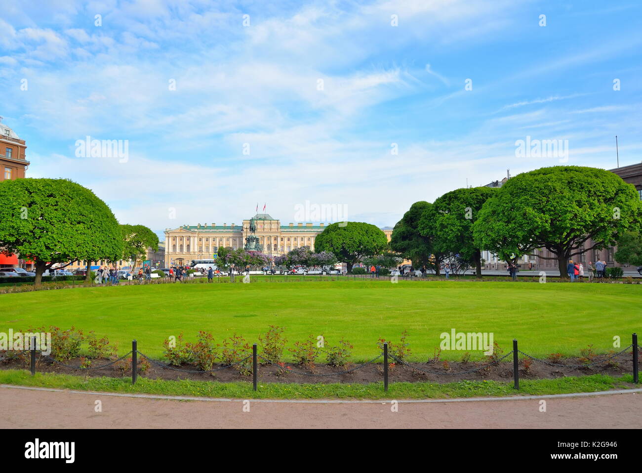 Ansicht des Mariinsky Palast, die gesetzgebende Versammlung von der St. Isaak's Square an einem sonnigen Tag in Sankt-Petersburg Stockfoto
