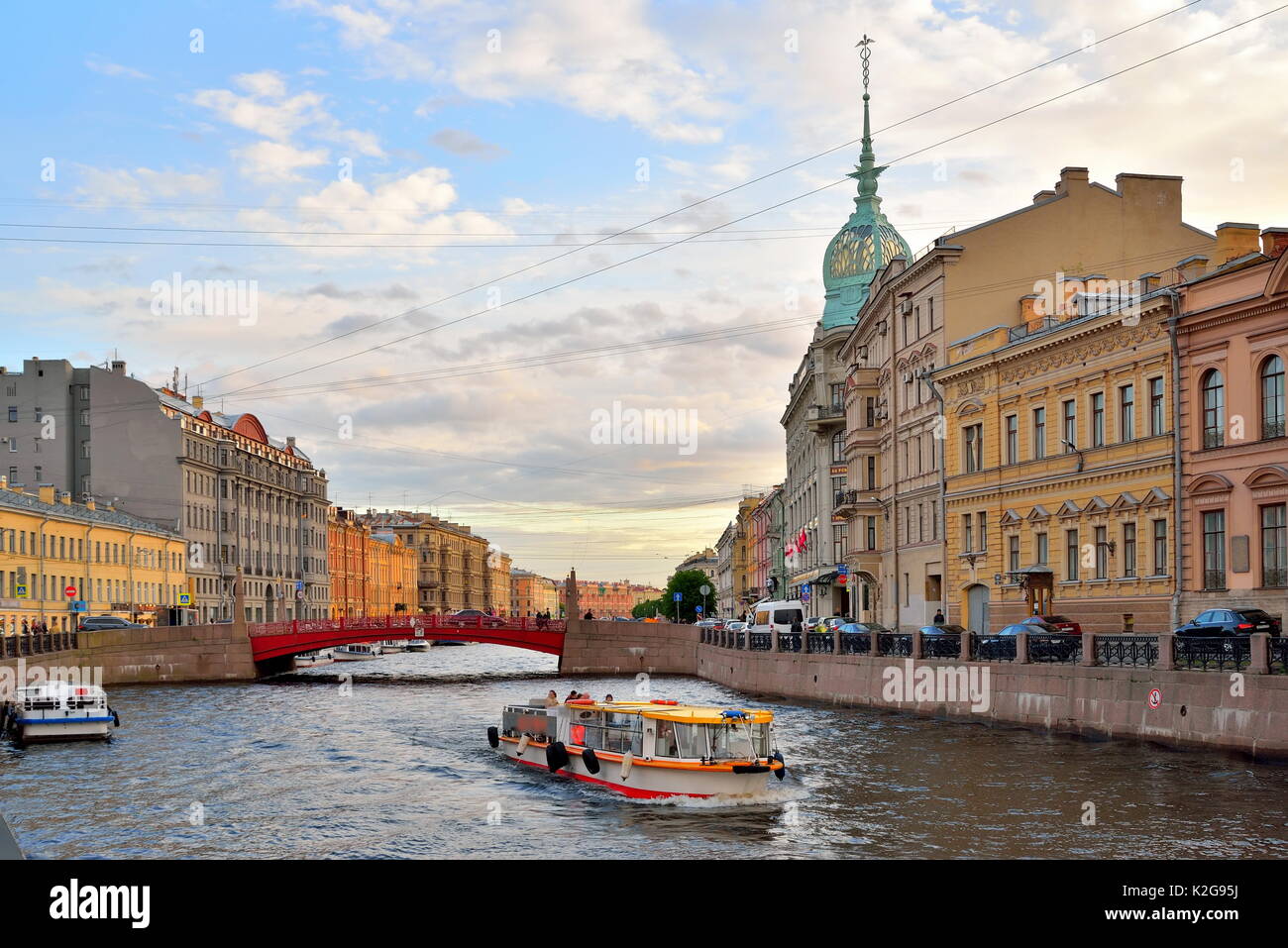 Boot segeln entlang der Ufer des Flusses Moika am Haus der Sängerin in Sankt-Petersburg Stockfoto