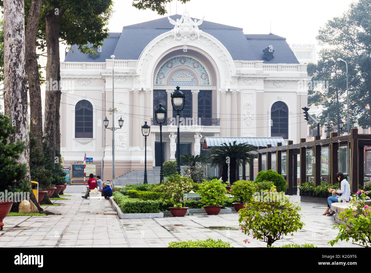 Lam Son Park mit der Oper im Hintergrund, Ho Chi Minh City (Saigon), Vietnam Stockfoto