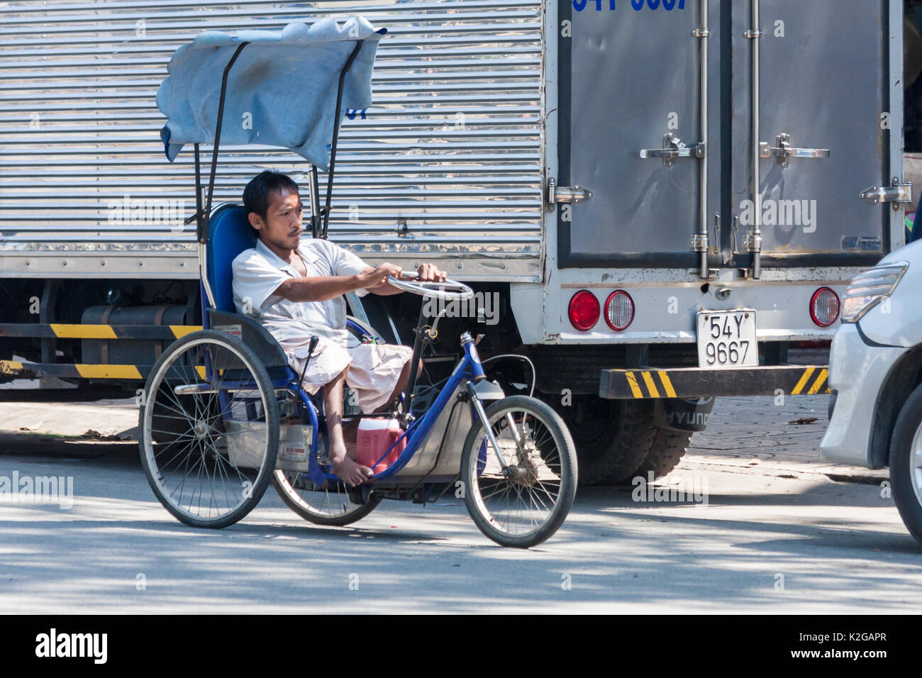 Behinderte Menschen in speziell angepassten Dreirad, Ho Chi Min City (Saigon), Vietnam Stockfoto