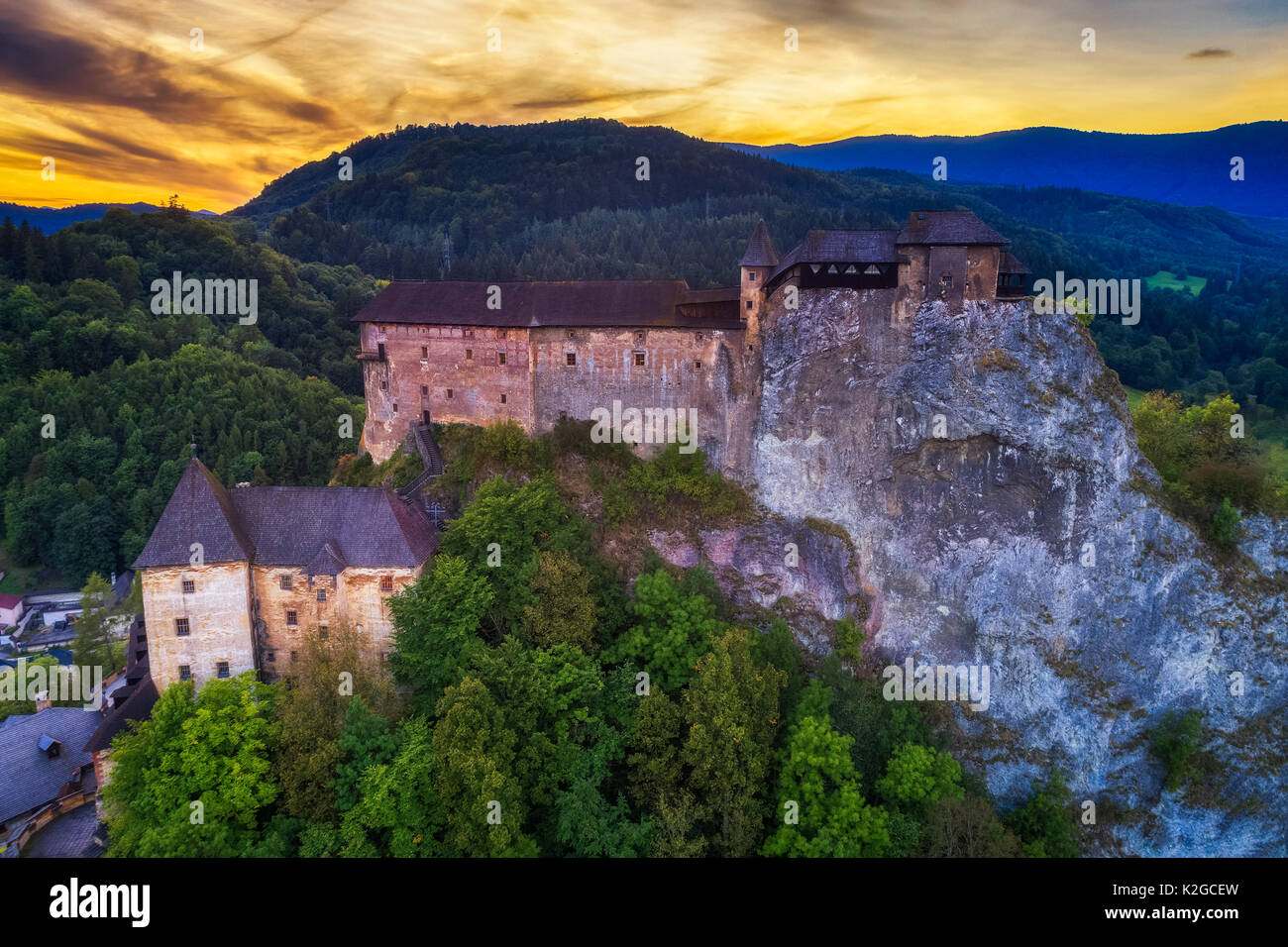 Sonnenuntergang über der Burg Orava in der Slowakei Stockfoto